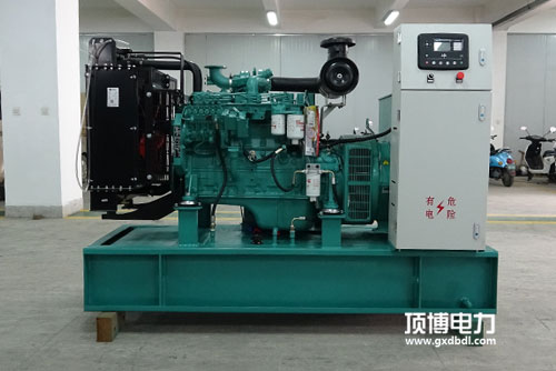 一台750kW柴油发电机组工作小于100h,起动排气管有大量白烟